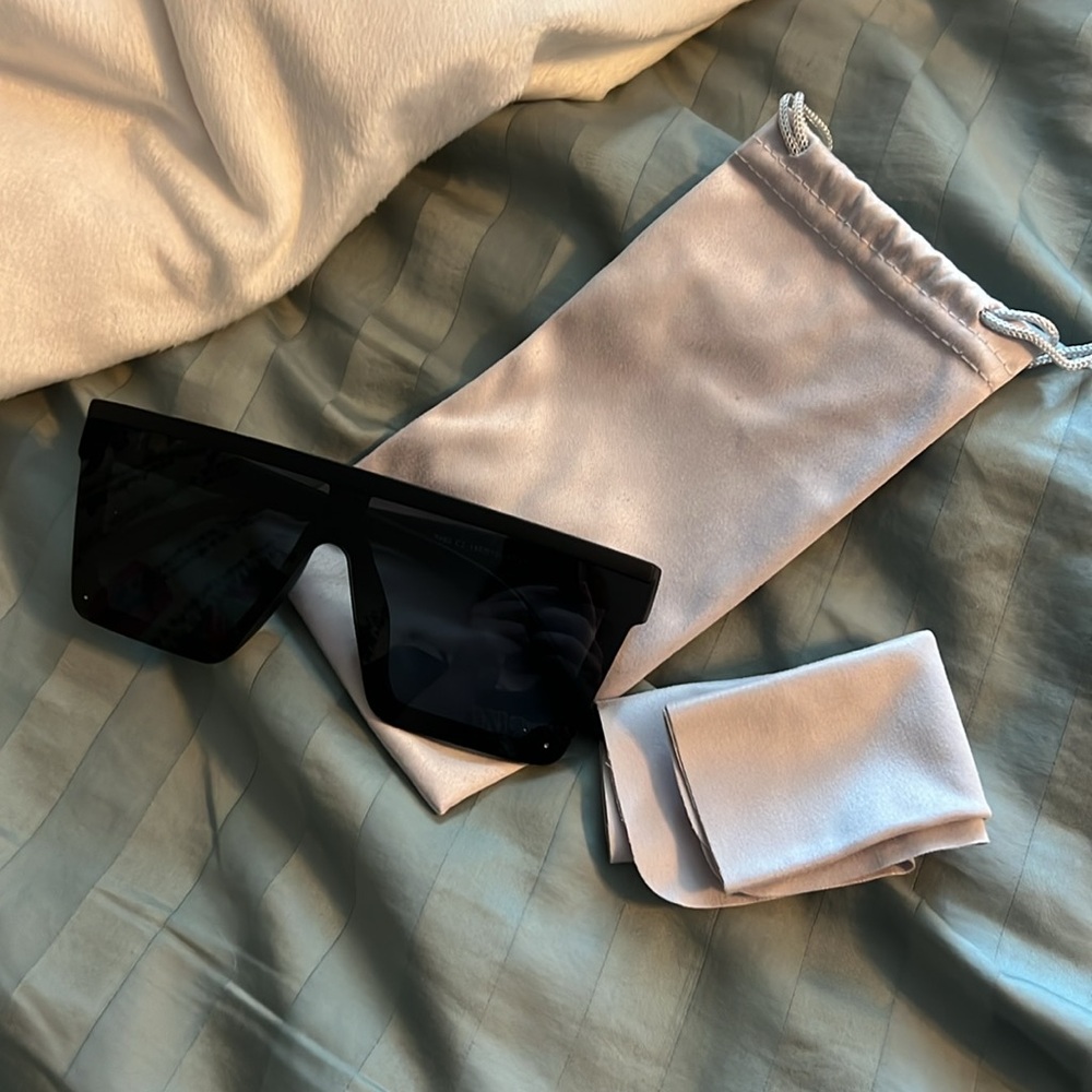 Square frame black oversized sunglasses